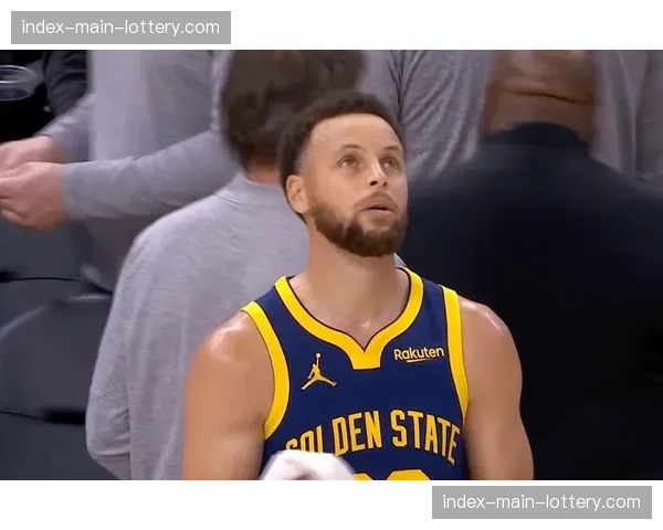 终场哨响，库里坐在板凳席用毛巾盖住头部，勇士战绩滑落至西部第十