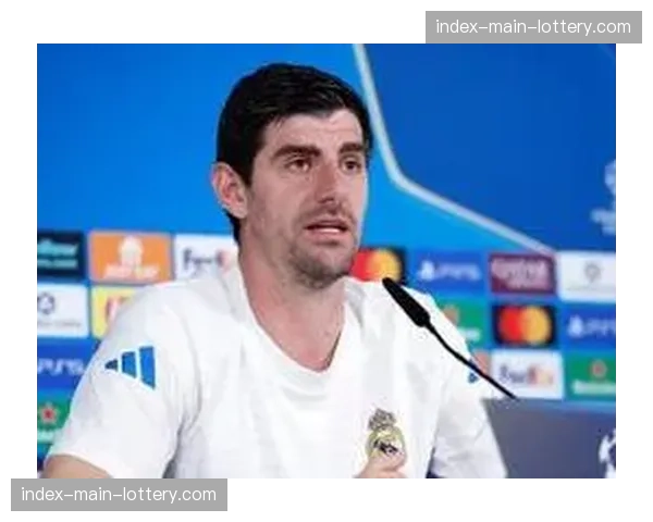 争议一幕：奥萨苏纳球员投诉对方手球未判，VAR核查后维持原判。