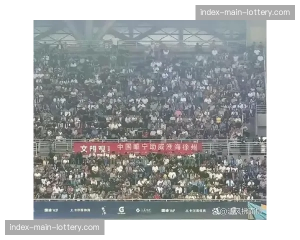 现场花絮:主场球迷在球队大比分落后时高喊“我们要防守” 现场花絮:主场球迷在球队大比分落后时高喊“我们要防守”