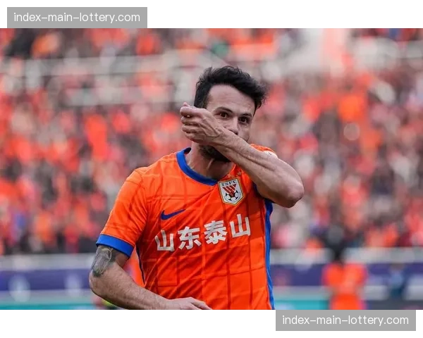 【2026年4月中超联赛·赛中·特写特写：泰山外援克雷桑任意球破门后，指向看台患病小球迷